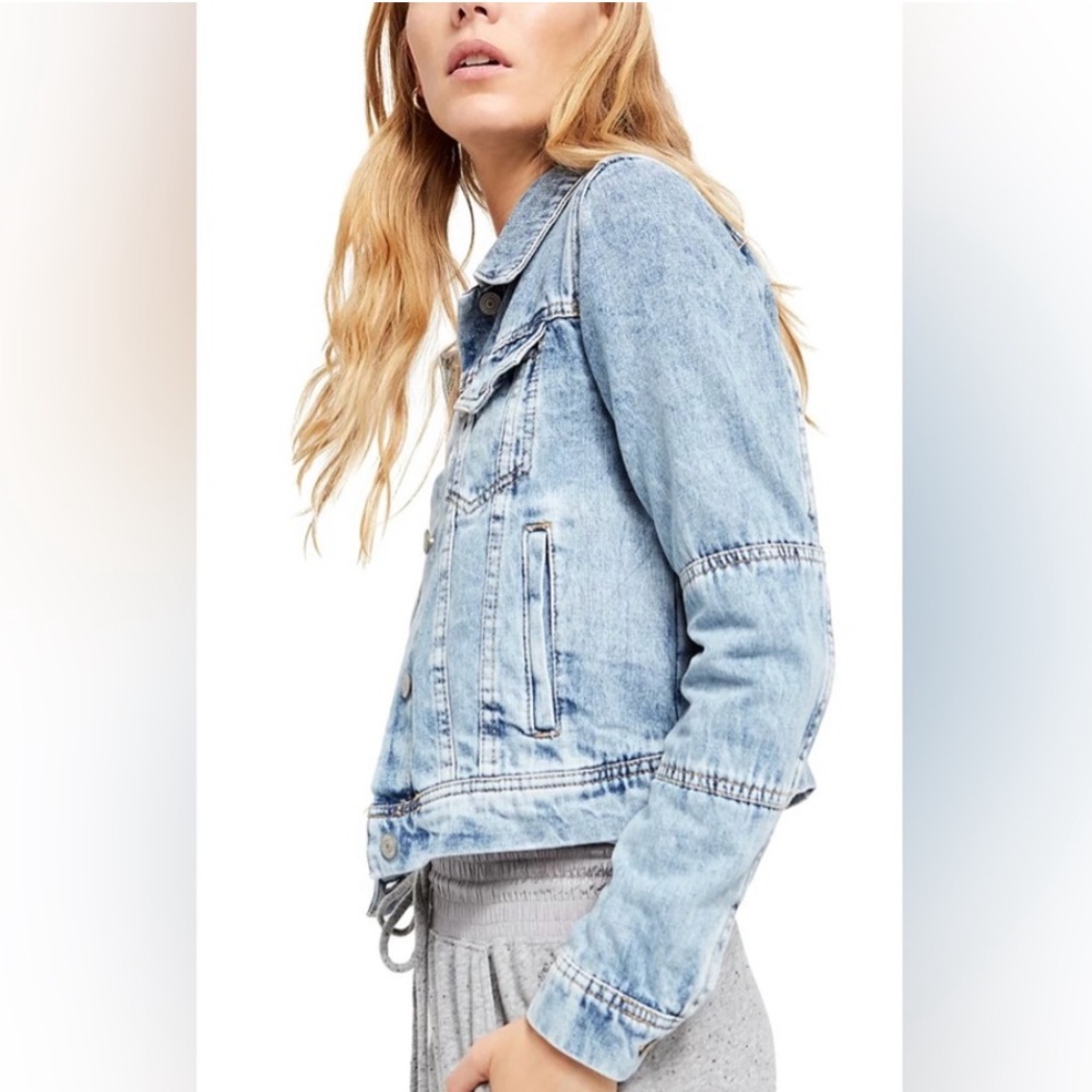 Free People We the Free Rumors Jacket Light Indigo Blue Denim Size Medium - Picture 2 of 16